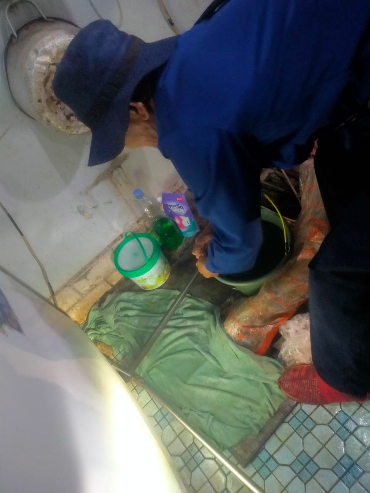 Pasukan Dinas Pemadam Kebakaran dan Penyelamatan Kota Tangsel saat mengevakuasi ular kobra yang masuk ke rumah warga Rempoa, Ciputat Timur