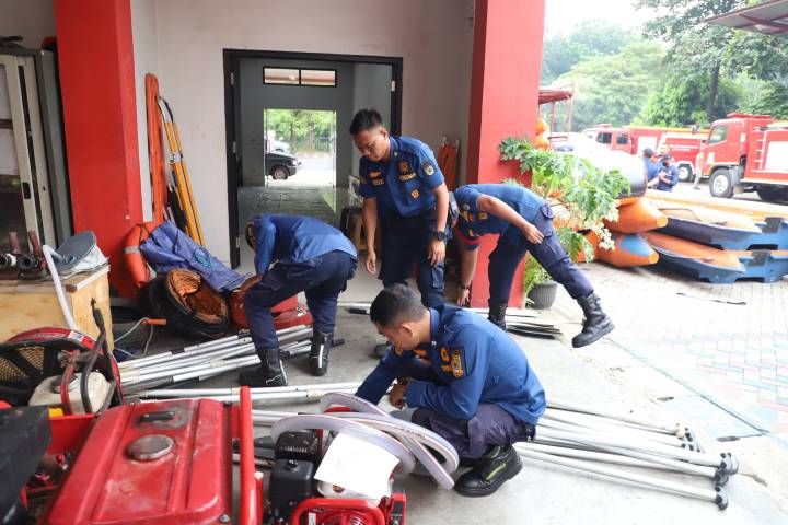 Petugas Badan Penanggulangan Bencana Daerah (BPBD) Kota Tangerang melakukan pengecekan peralatan di Mako BPBD.