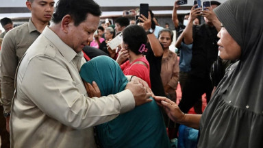Ibu pengungsi di Tapanuli Tengah menangis dalam pelukan Presiden Prabowo. Foto : Tim Media Presiden