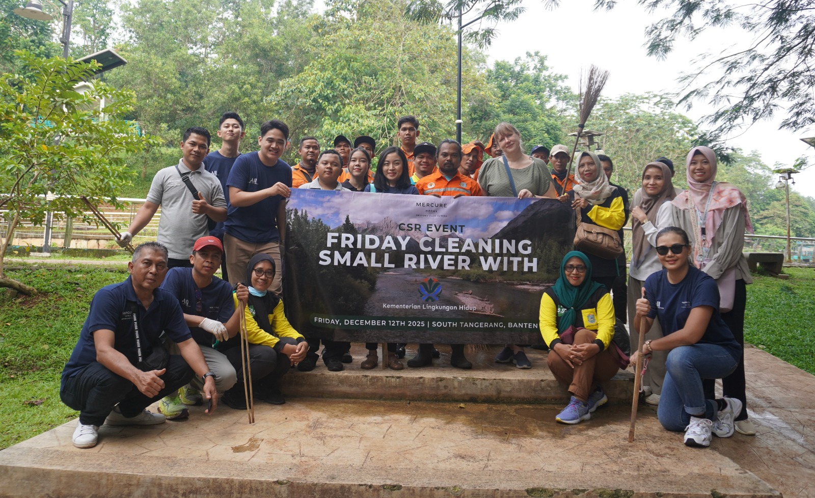 Tim Mercure Serpong Alam Sutera bersama Kementerian Lingkungan Hidup berfoto usai aksi CSR Friday Cleaning di Jaletreng River Park, Tangerang Selatan. (Dok. Mercure Alam Sutera))