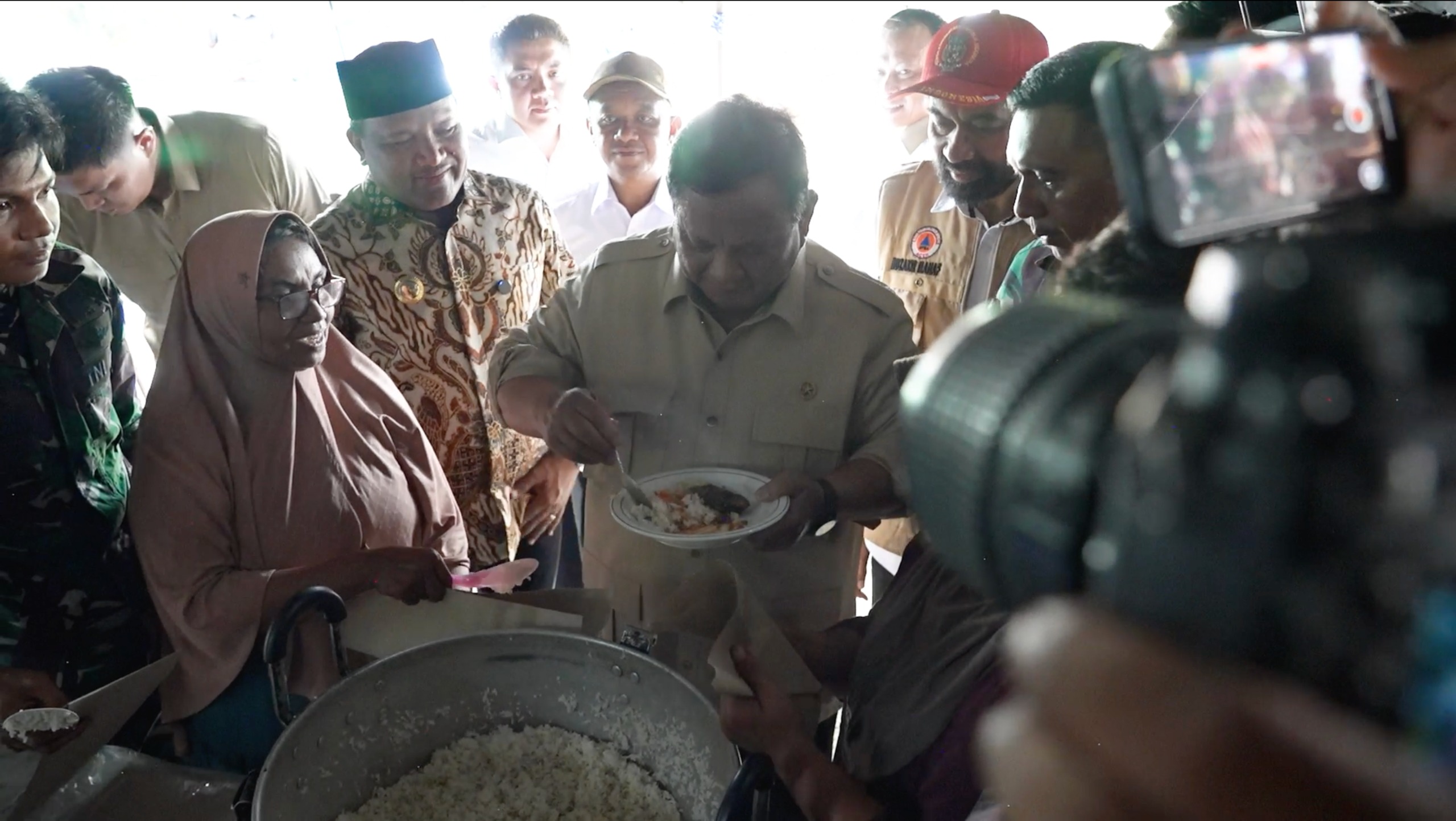 Presiden Prabowo saat mencicipi makan di dapur umum pengungsian. Foto : Ist