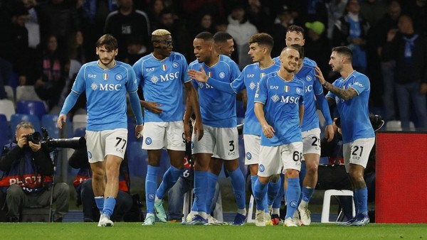 Selebrasi skuad Napoli usai menang 2-0 dari AC Milan. Foto : Ist