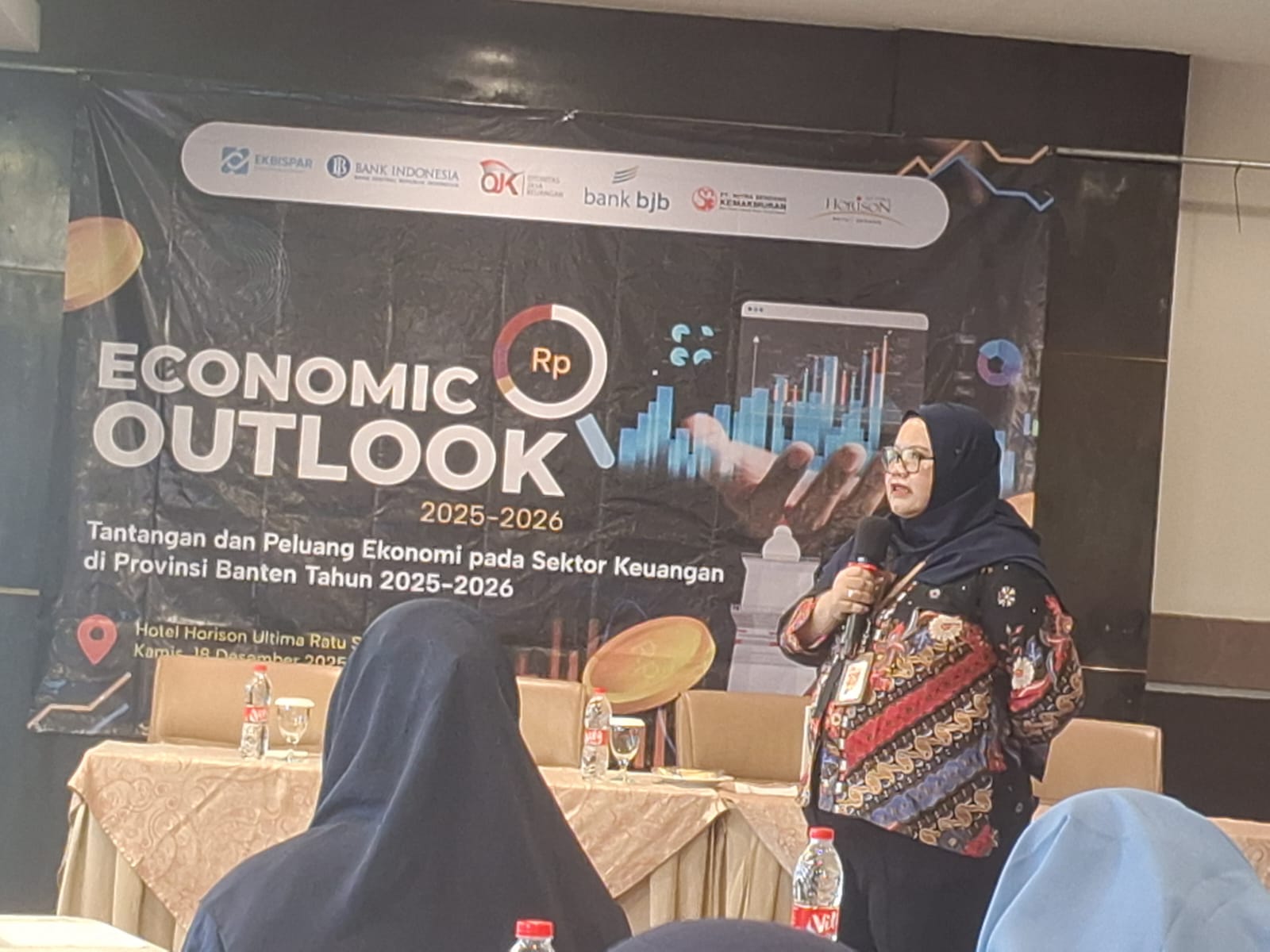 Deputi Direktur OJK Provinsi Banten, Prita Widhianti dalam Economic Outlook 2025-2026 yang digelar Pokja Wartawan Ekbispar Banten, di Kota Serang, Kamis (19/12/2025).(Istimewa)