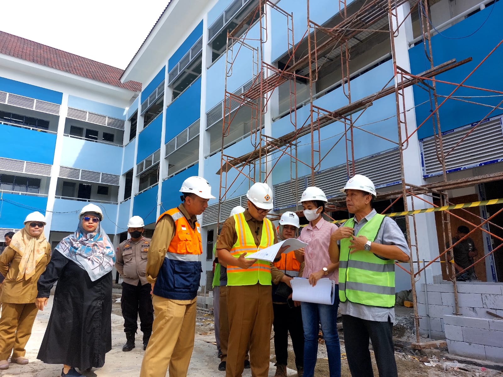 Wakil Wali Kota Tangsel, Pilar Saga Ichsan saat meninjau pembangunan di SMPN 18 Tangsel. Foto : Rahman/TP