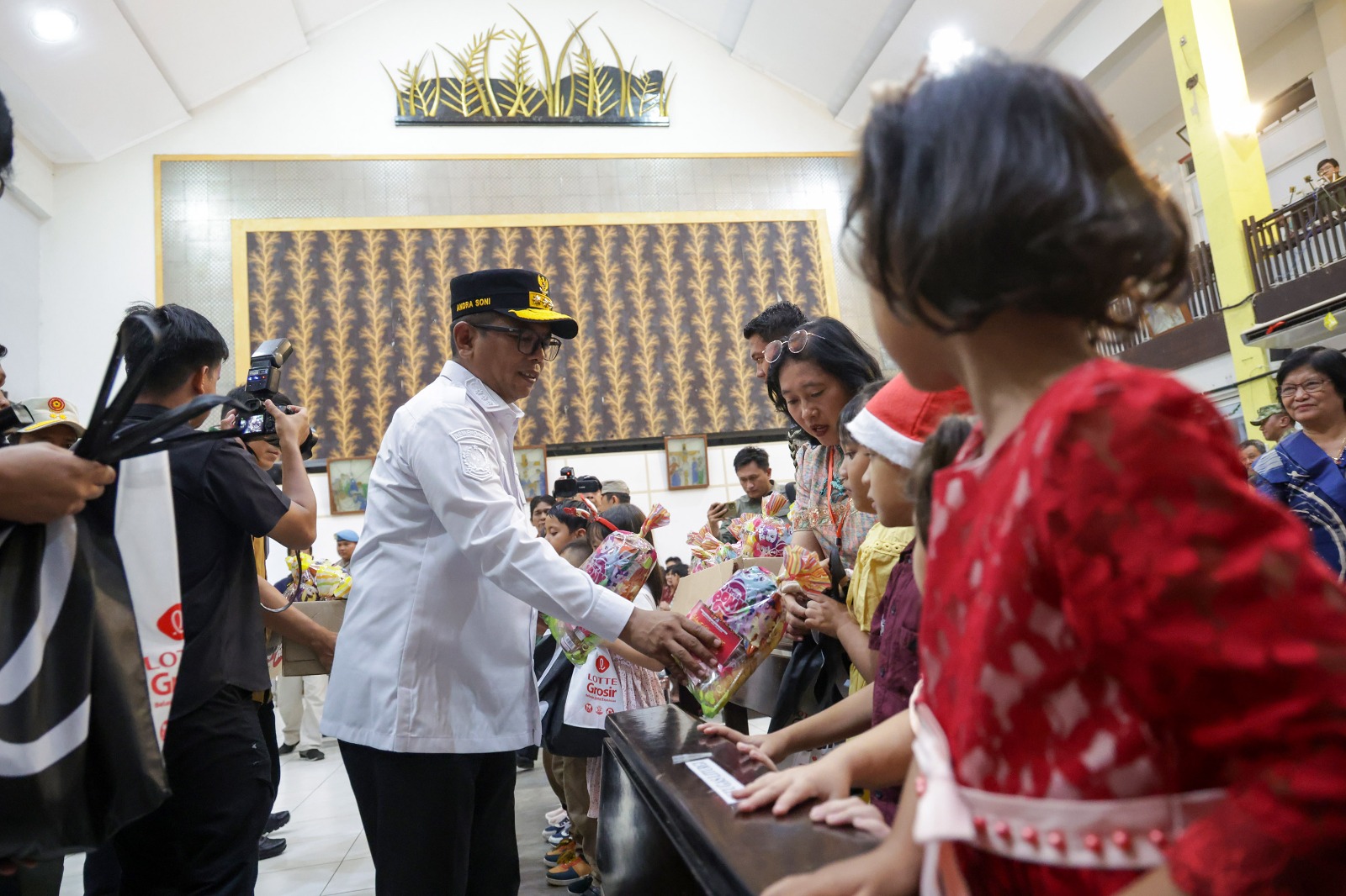 Gubernur Andra Soni saat meninjau Gereja di K9ta Serang. Foto : Ist