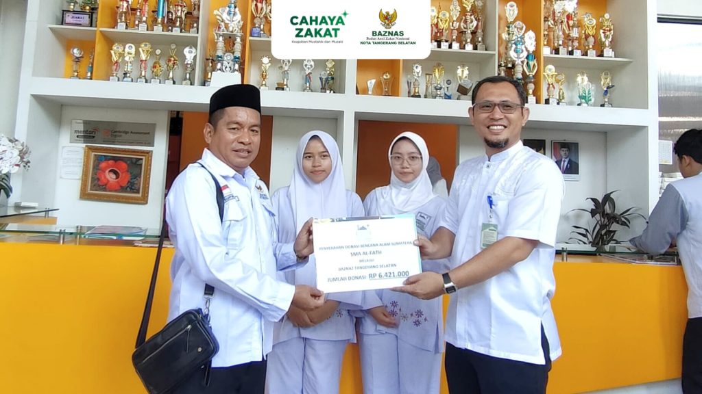 Penyaluran donasi yang digalang oleh siswa SMA Al-Fath Cirendeu kepada Baznas.