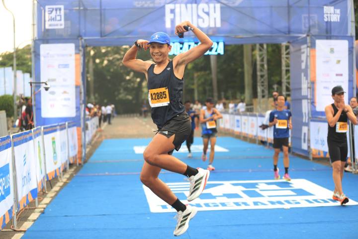 Pose gaya peserta Tangerang 10K saat mencapai garis finish di Pusat Pemerintah (Puspem) Kota Tangerang (7/12).
