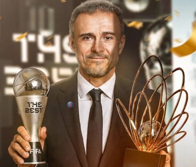 Pelatih PSG mendapat penghargaan dari FIFA. Foto : Ist