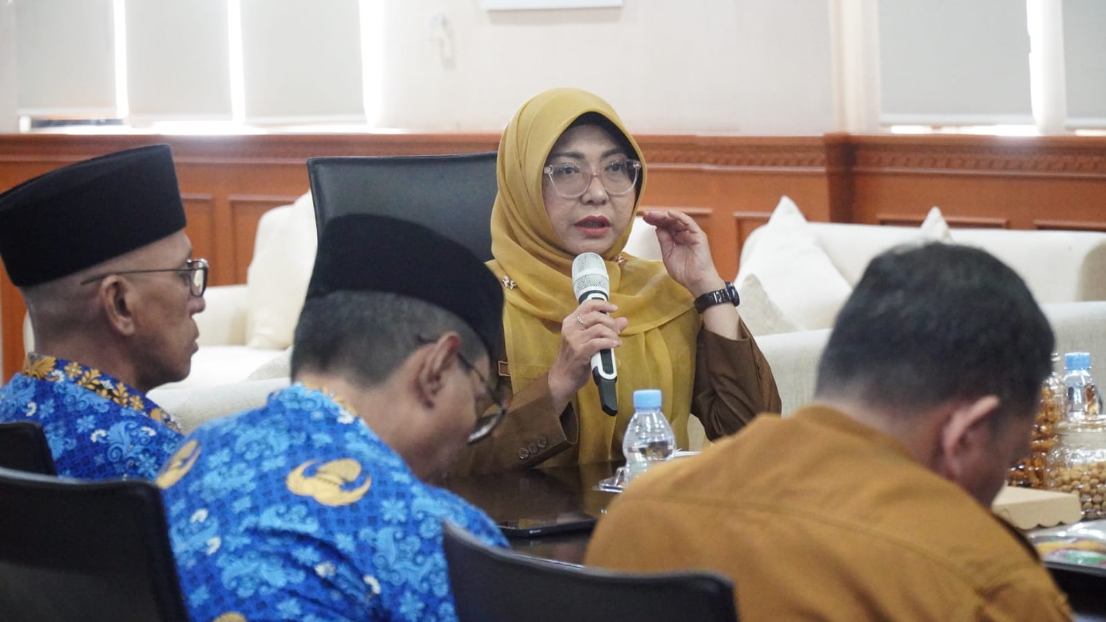 Bupati Raden Dewi Setiani, dalam acara penandatanganan rencana kerja sama dengan BPJS Kesehatan Cabang Serang yang berlangsung di ruang kerja Bupati Pandeglang, Senin (29/12/2025).(Istimewa)