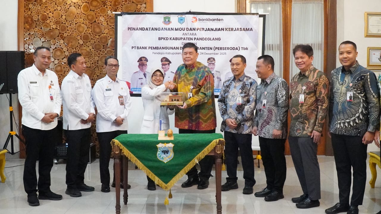 Penandatanganan nota kesepahaman antara Pemkab Pandeglang dengan Bank Banten, di Pendopo Kabupaten Pandeglang, Rabu (24/12/2025).(Istimewa)