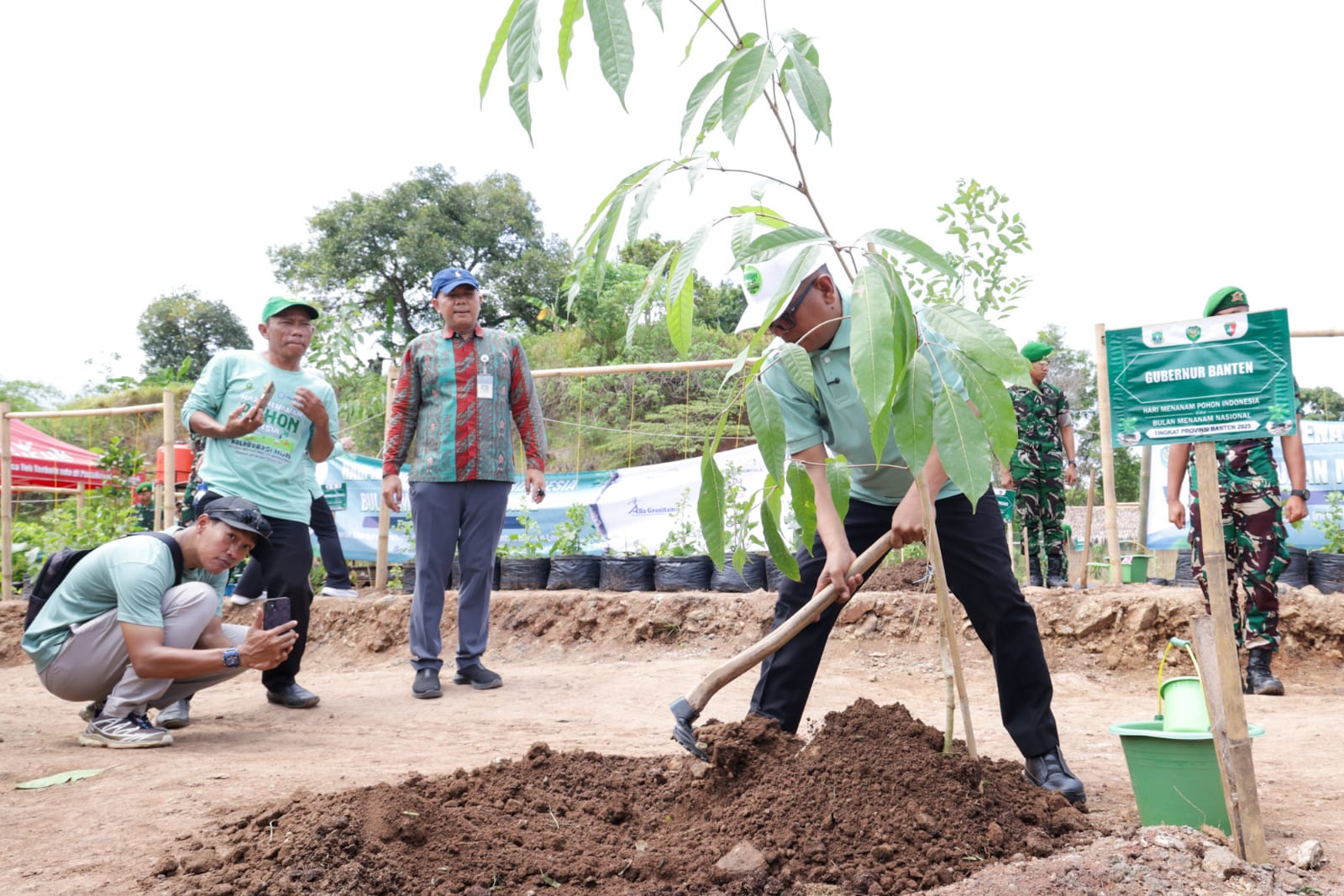 Gubernur Banten Andra Soni menanam pohon dalam acara Hari Menanam Pohon Indonesia (HMPI) dan Bulan Menanam Nasional (BMN), di Serang, Kamis (11/12/2025).(Istimewa)