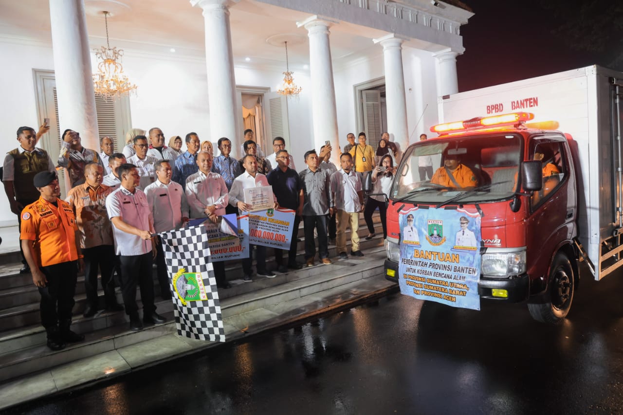 Sekretaris Daerah Provinsi Banten sekaligus Kepala BPBD Banten Deden Apriandhi saat melepas bantuan untuk musibah banjir bandang di Aceh, Sumut dan Sumbar. Foto : Ist