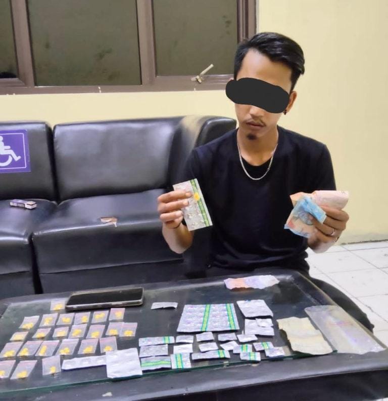 HL (25), pria asal Kecamatan Kalanganyar, Kabupaten Lebak yang diringkus Satres Narkoba Polres Lebak karena diduga mengedarkan obat-obatan terlarang, Kamis (4/12)