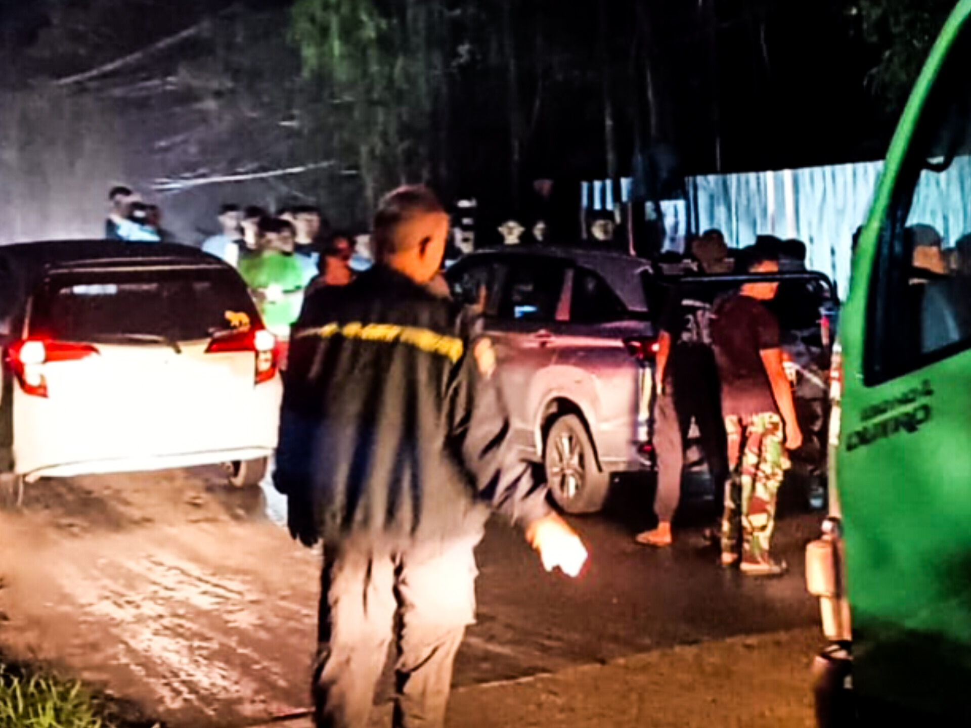 Suasana penanganan pengemudi minibus meninggal di Gunung Sindur. (Dok. Warga)