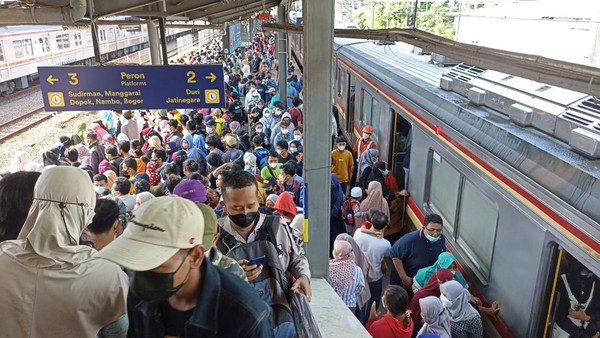 Antrian calon penumpang kereta saat Libur Nataru. Foto : Ist :