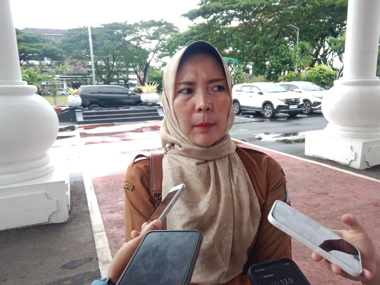 Plt. Sekretaris Disdukcapil Kota Serang, Yusrini Pratiwiningrum, saat diwawancara di Puspemkot Serang, Rabu (16/12/2025).(Istimewa)