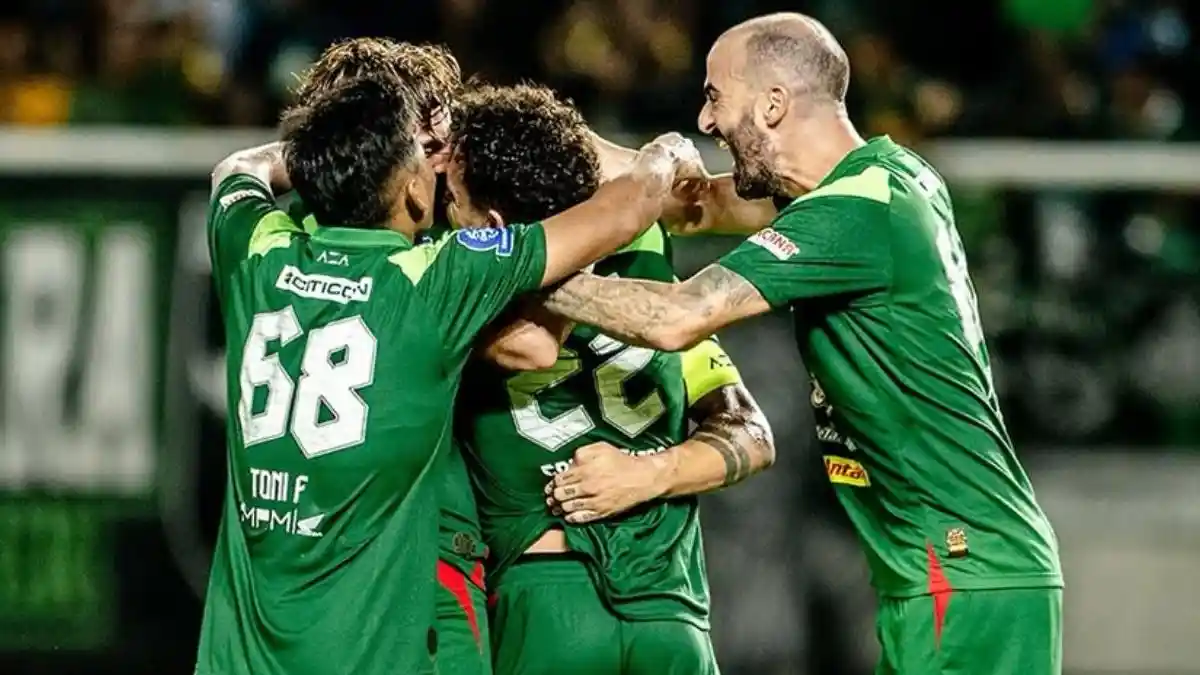 Swlebrasi Skuad Persebaya usai menang dari Persijap 4-0. Foto : Ist