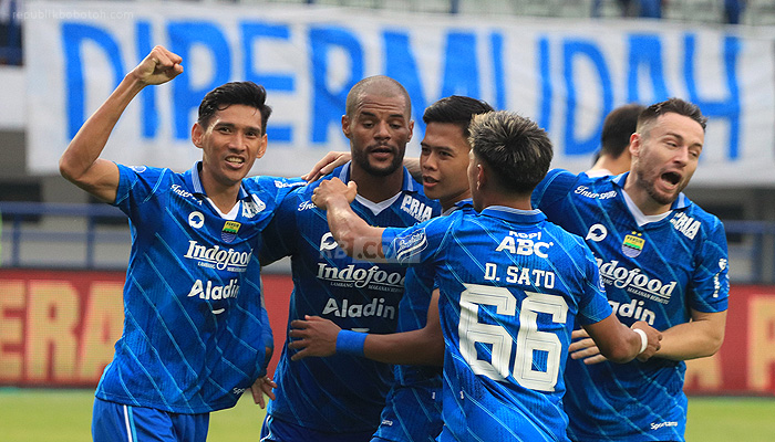 Selebrasi skuad Persib usai menang 4-1 dari Madura United. Foto : Ist