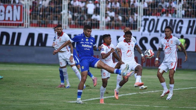 Laga Persib vs Malut United dimenangkan Malu United 2-0. Foto : Ist