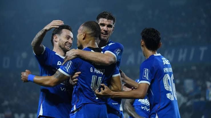 Selebrasi skuad Persib usai menang 1-0 saat jamu PSM. Foto : Ist