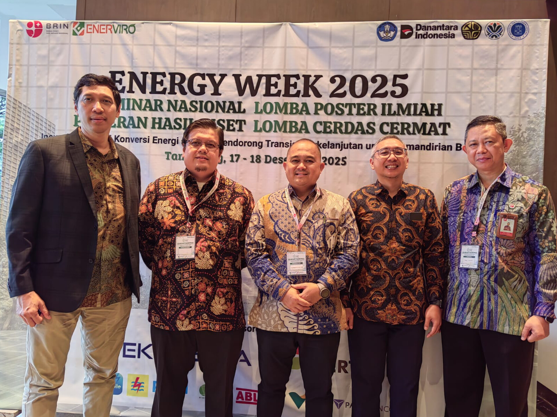 (Ki-ka) Periset BRIN Dr. Ir. Cahyadi, VP Technology Acceleration Pertamina Ahmad Azhar, Kepala Pusat Riset Konversi Energi BRIN Tata Sutardi, VP Business Development Management PLN Rendra Firmansyah, dan Kepala Pusat Riset Teknologi Proses BRIN Hens Saputra dalam Energy Week 2025 di Serpong, Tangerang Selatan, Kamis (18/12/2025). (tangselpos.id/lim)