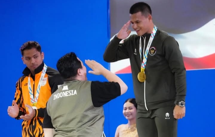 Letda TNI Rizki Juniansyah memberi hormat kepada Menpora Erick Thohir. Foto ; Ist