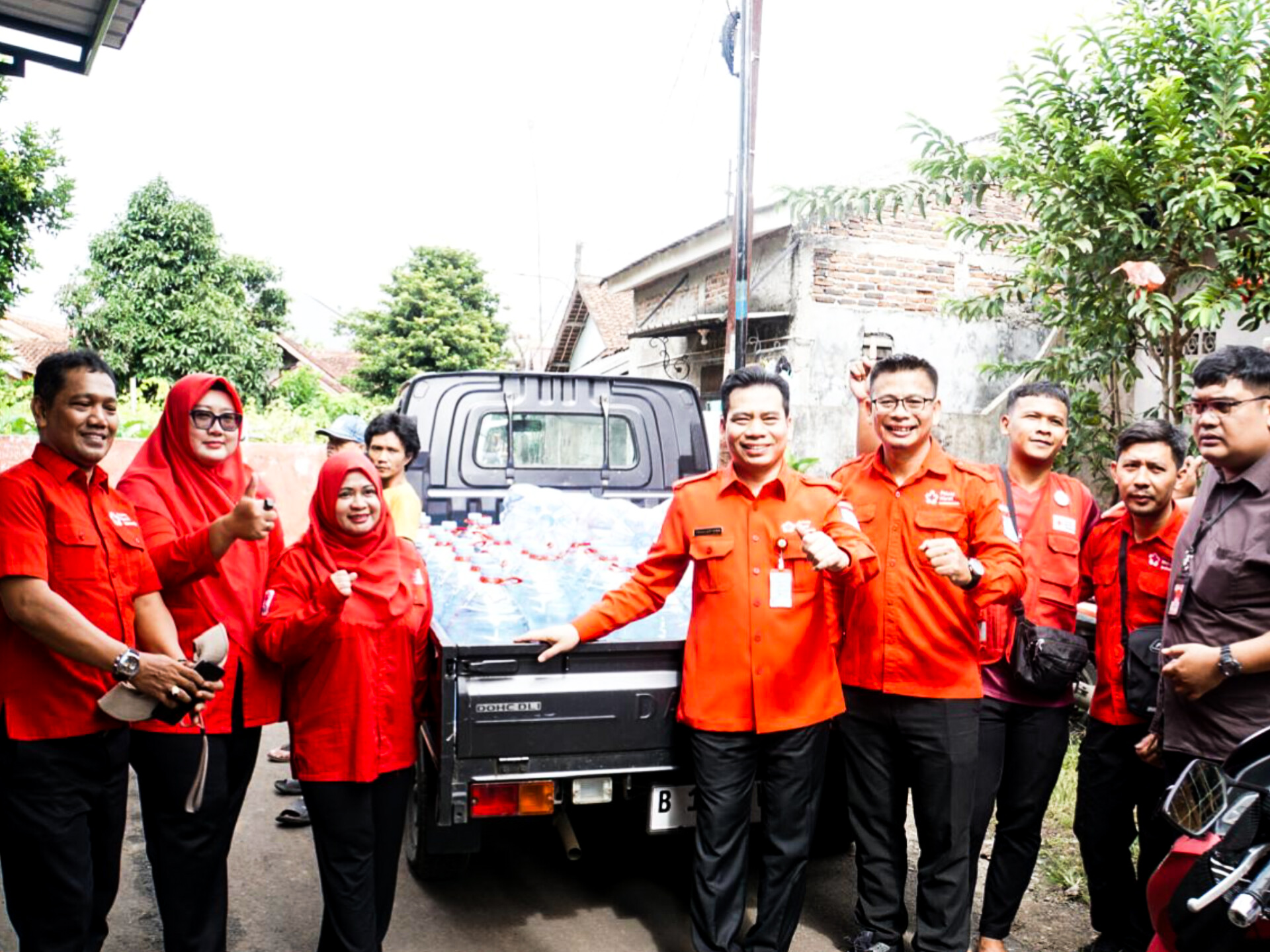 Palang Merah Indonesia (PMI) Kota Tangerang Selatan menyalurkan bantuan air bersih sekaligus membuka layanan kesehatan bagi warga terdampak persoalan sampah di kawasan Cipeucang, Rabu (17/12/2025). (Dok. PMI Tangsel)