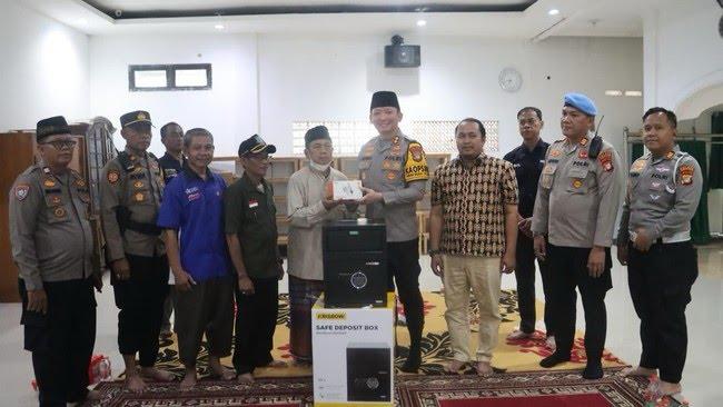 BANTUAN. Polres Tangsel kembali menunjukkan komitmennya dalam menjaga keamanan lingkungan tempat ibadah dengan berikan safe deposit box dan CCTV.