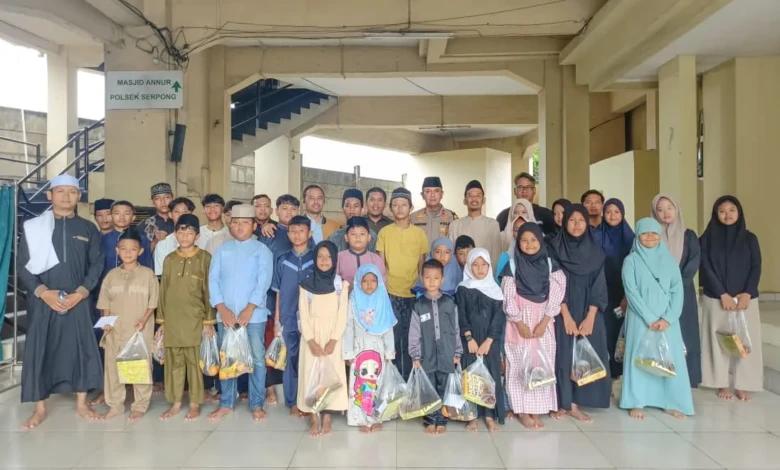 KEGIATAN SOSIAL - Polsek Serpong kembali menunjukkan kepedulian sosial kepada masyarakat melalui kegiatan Syukuran dan Santunan Anak Yatim Piatu dalam rangka program Jumat Peduli. Kegiatan tersebut dilaksanakan pada Jumat (18/12).