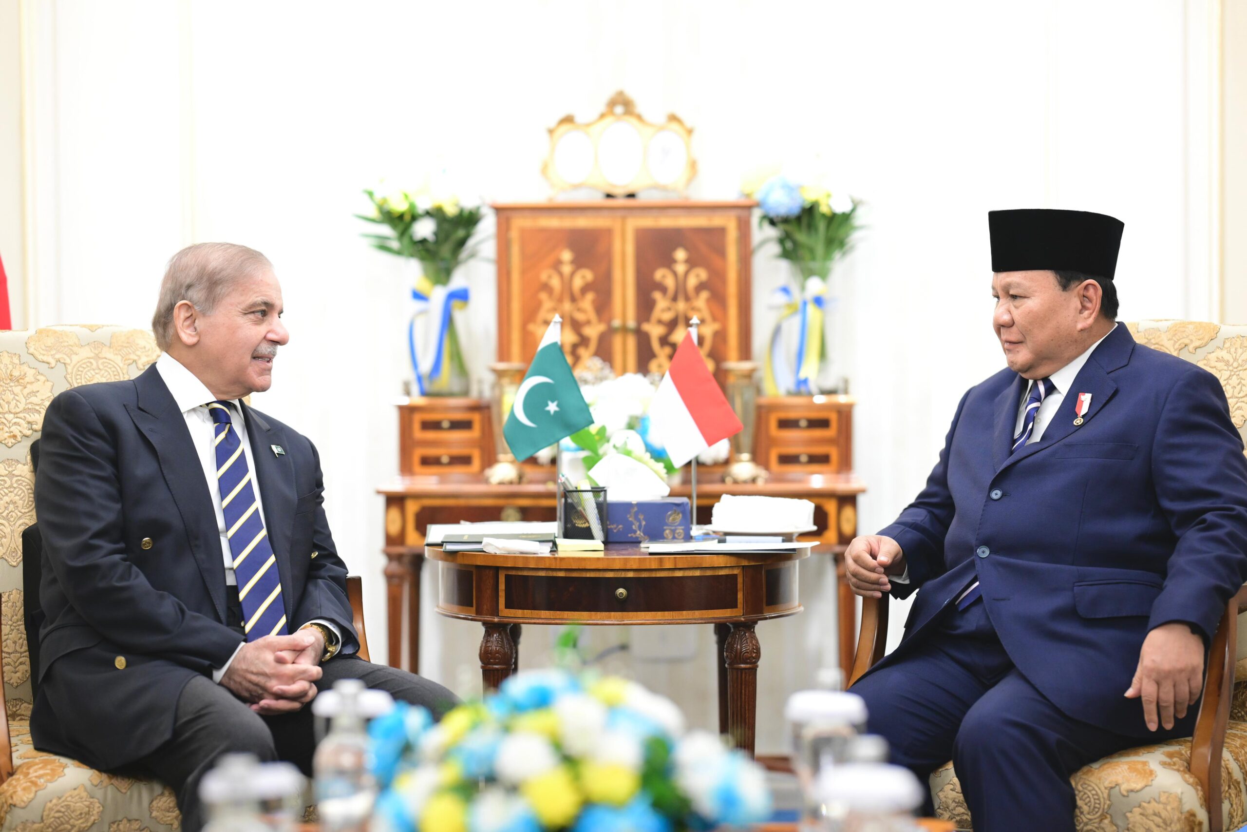 Presiden Prabowo saat bertemu dengan Perdana Menteri Pakistan Shehbaz Sharif (kiri). Foto : Ist