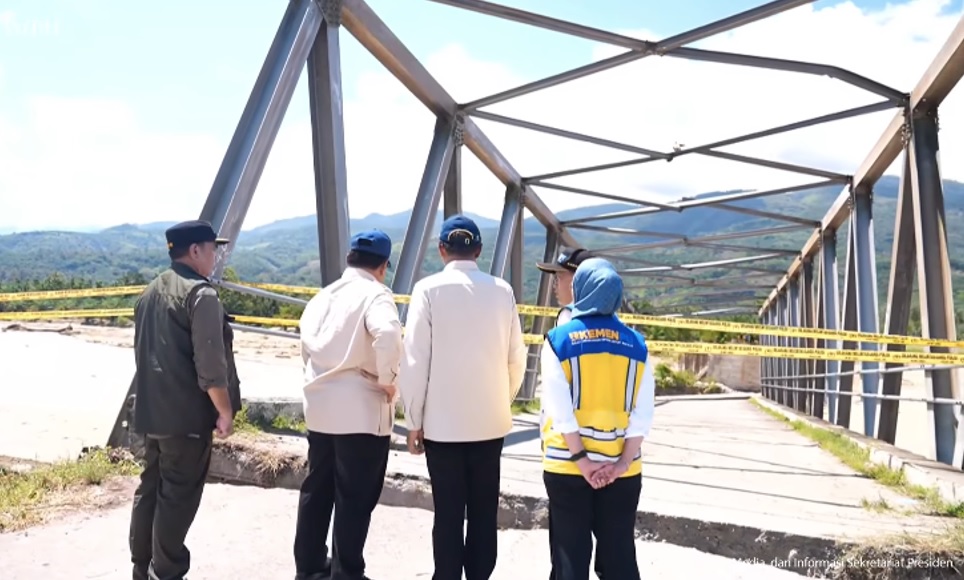 Presiden Prabowo saat meninjau jembatan yang putus karena diterjang banjir di Padang Pariaman. Foto : Tim Media Presiden