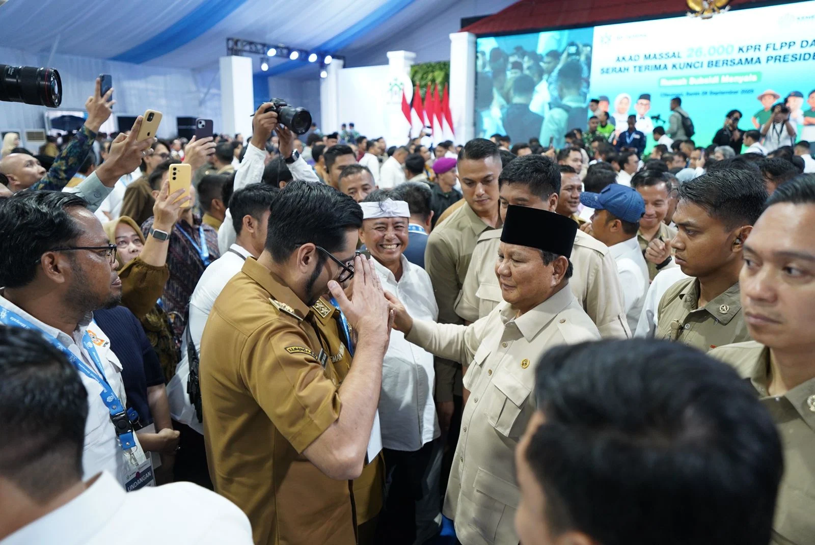 Presiden Prabowo saat akad nikah perumahan di Bogor. Foto : Ist