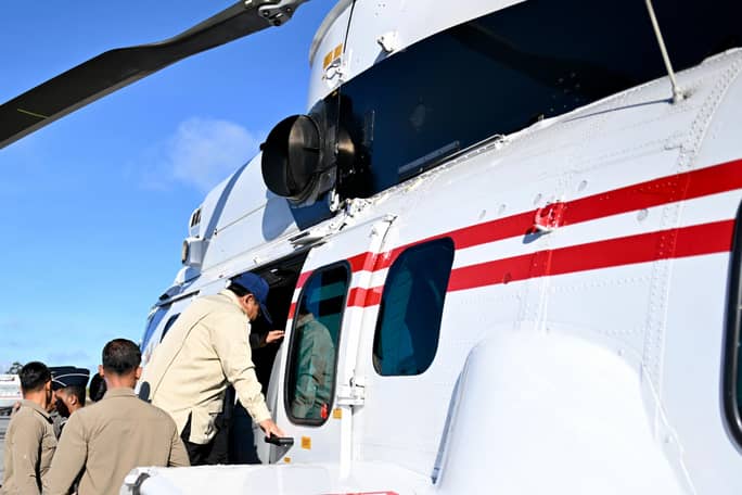 Presiden Prabowo saat akan menaiki helikopter menuju Tapanuli Utara. Foto : Ist