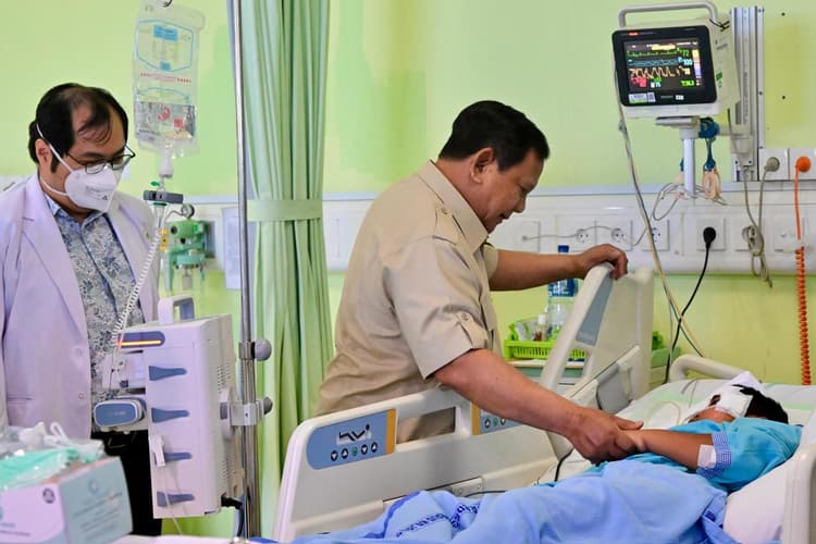 Presiden Prabowo saat di RS Koja menjenguk murid yang menjadi korban kecelakaan mobil pengantar MBG. Foto : Ist