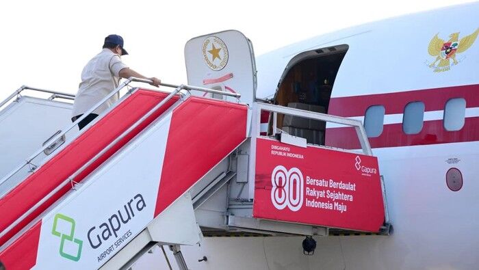 Presiden Prabowo saat akan terbang ke Medan. Foto : Ist