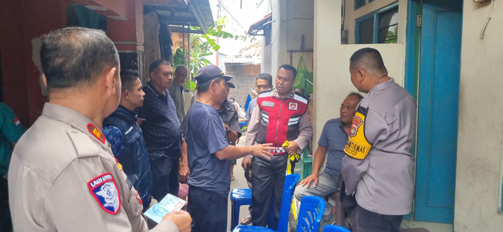 Polisi tengah lakukan evakuasi jenazah di Jalan Masjid Darus Sa’adah RT 02/010, Kelurahan Cirenaude.