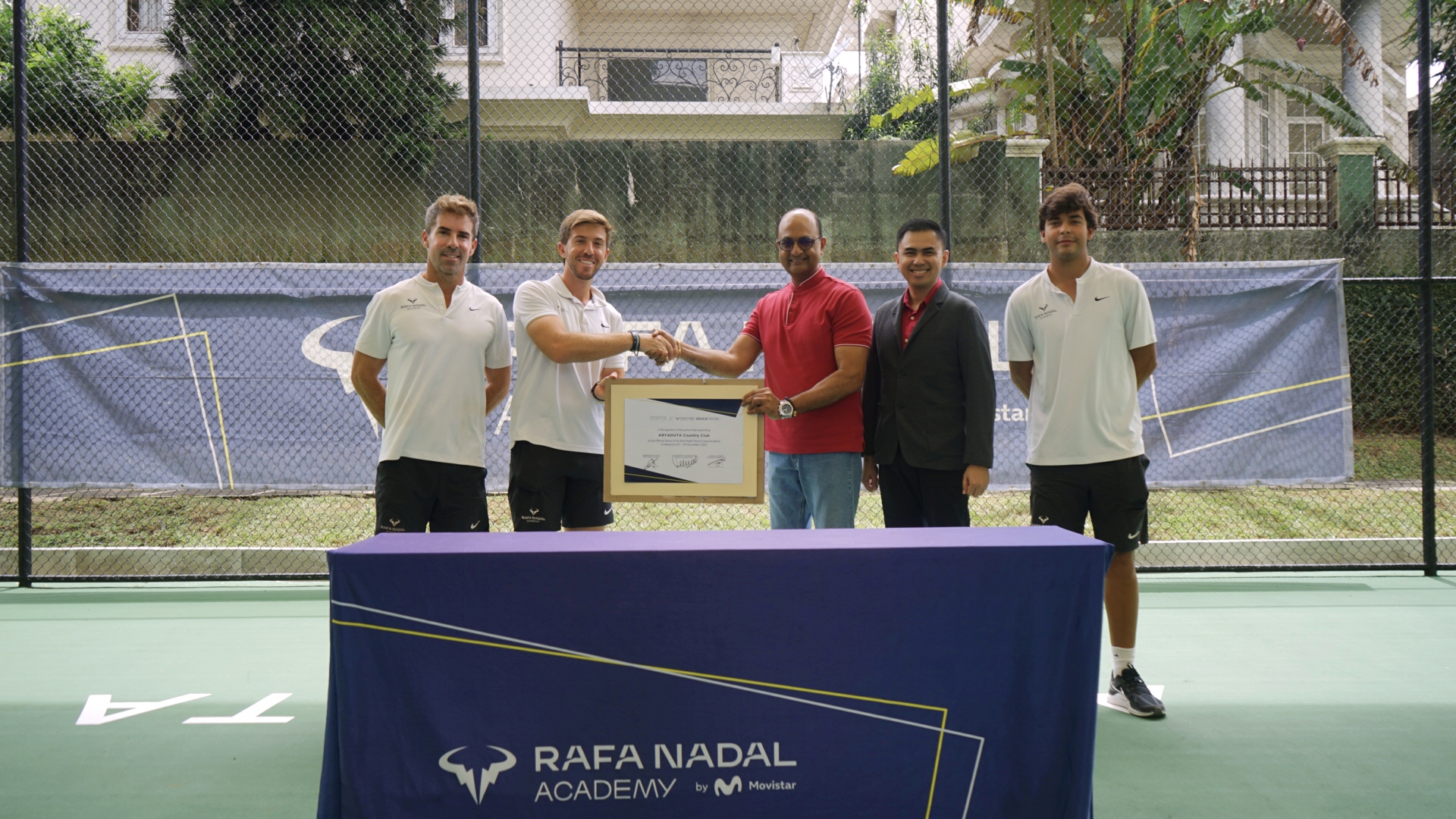 Rafa Nadal Academy (RNA) by Movistar menyerahkan plakat apresiasi kepada ARYADUTA Country Club sebagai tuan rumah Rafa Nadal Tennis Camp Jakarta 2025 di ARYADUTA Country Club Tangerang. (Dok. Aryaduta)