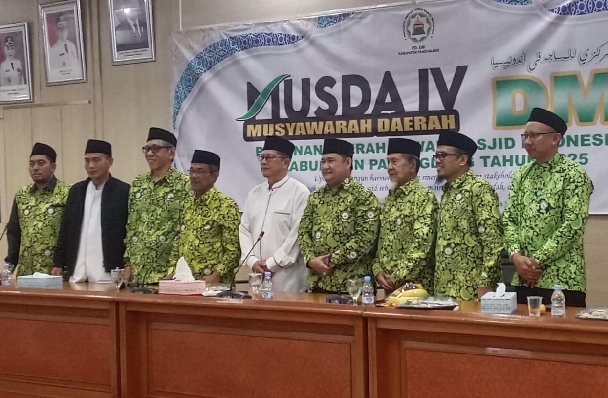 Ketua DMI Kabupaten Pandeglang terpilih, Ramadani mengenakan baju koko putih, sedang foto bersama dengan pengurus terdahulu, usai melakukan Musda DMI Kabupaten Pandeglang, di Oproom Setda Pandeglang, Sabtu (20/12)