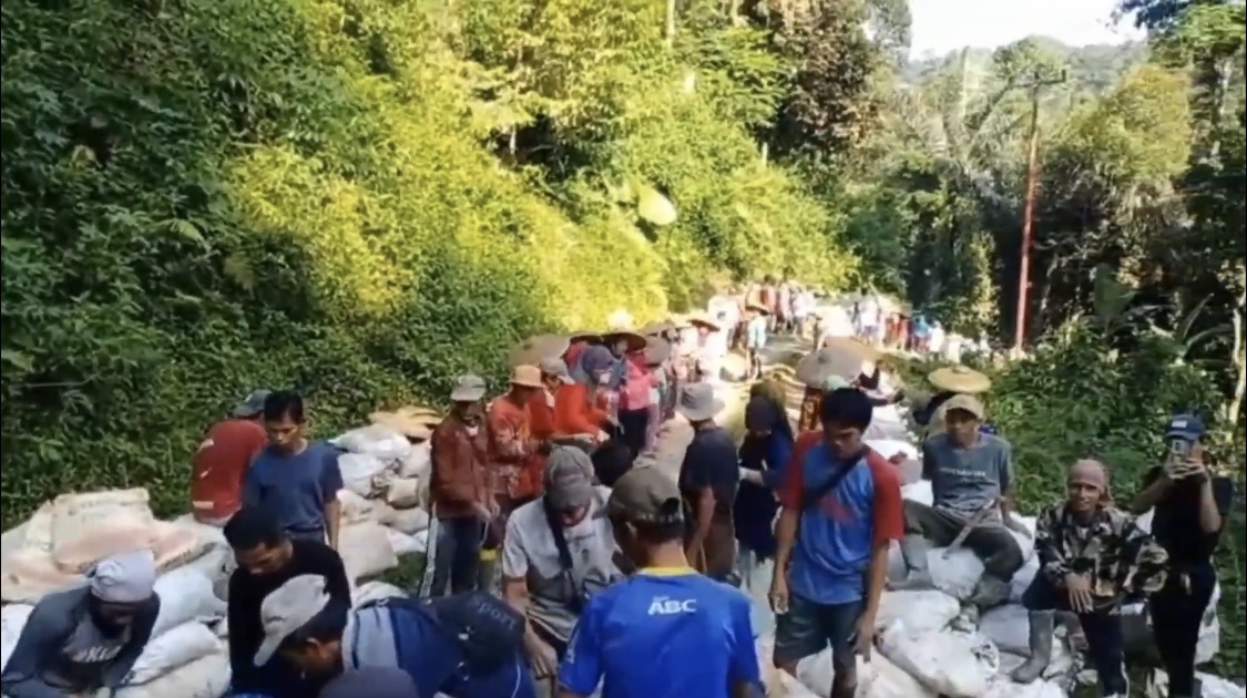 Ratusan warga Kampung Handelem, Desa Hariang, Kecamatan Sobang, Kabupaten Lebak, sedang bergotong royong membangun jalan rusak di wilayahnya secara swadaya, beberapa waktu lalu.