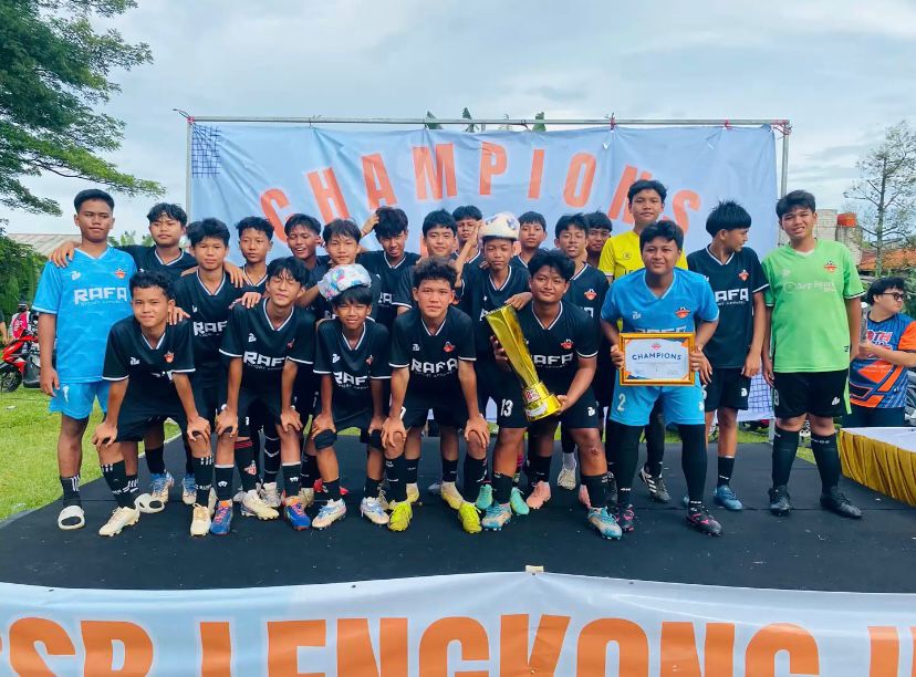 Sekolah Sepak Bola (SSB) Lengkong United merayakan hari jadinya yang ke-8 dengan mengusung tema “Membina Sepak Bola Berakhlak dan Berprestasi”.