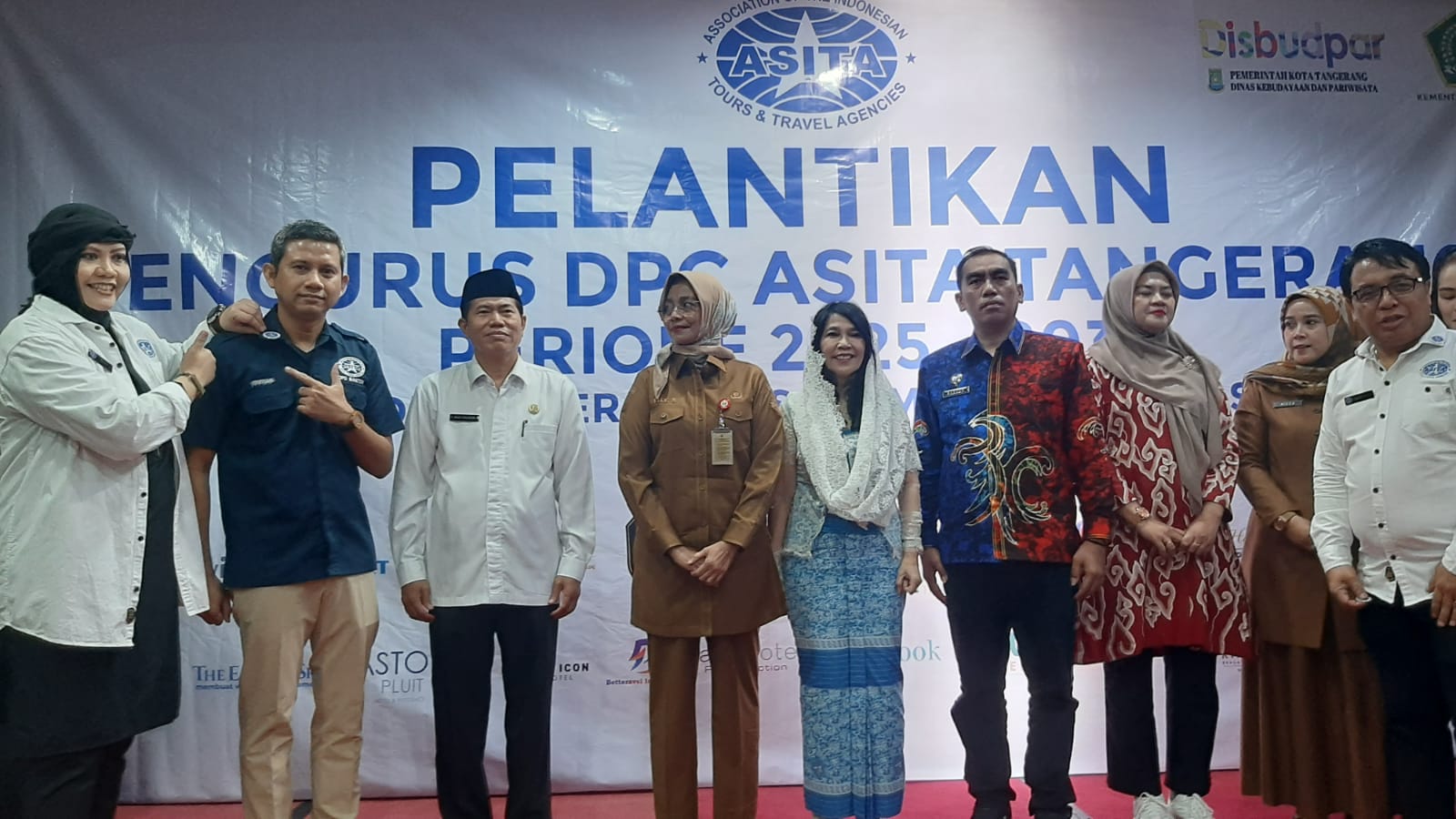 Jajaran pengurus DPC ASITA Kota Tangerang saat foto bersama dengan Ketua Umum ASITA  serta Ketua DPD Banten. Foto : Irawan