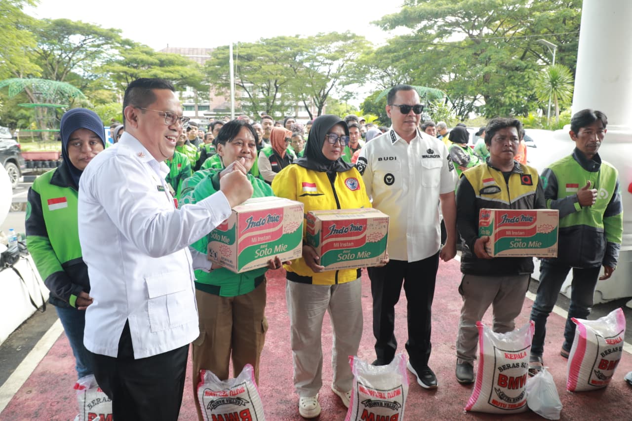 Ratusan pengemudi ojol mendapatkan paket sembako dari Pemerintah Kota (Pemkot) Serang, Rabu (17/12/2025).(Istimewa)