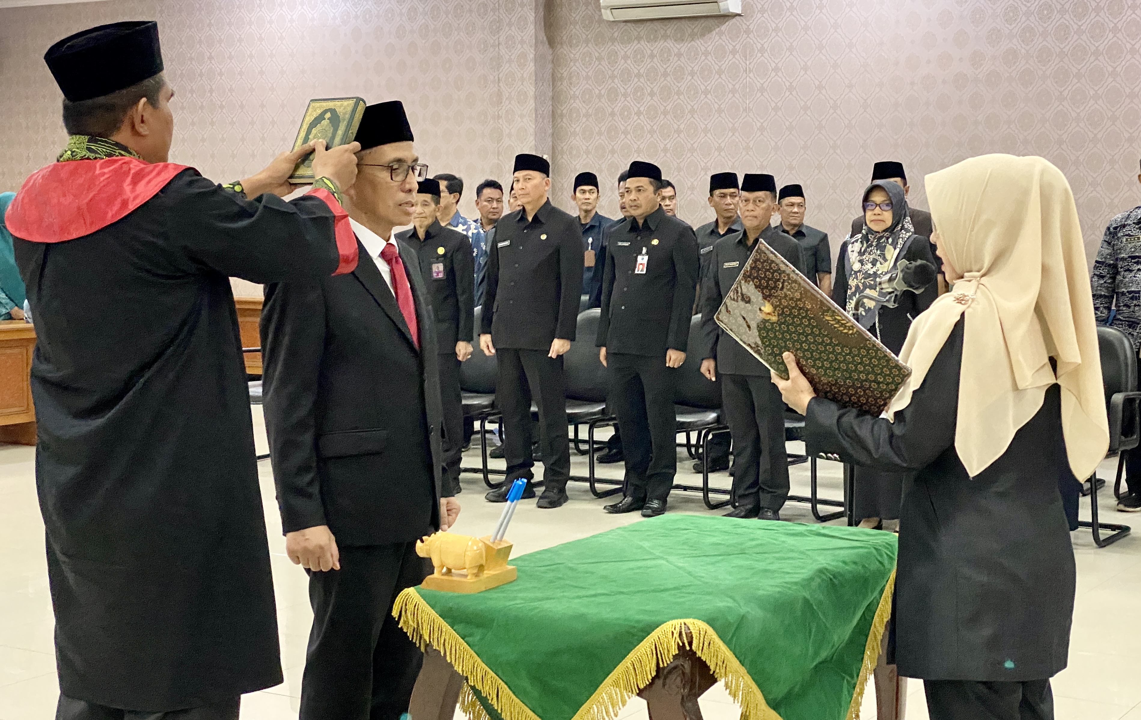 Bupati Pandeglang Raden Dewi Setiani, secara resmi sedang melantik Sekda Pandeglang definitif Asep Rahmat, di Opprom Setda Pandeglang, Kamis (4/12).