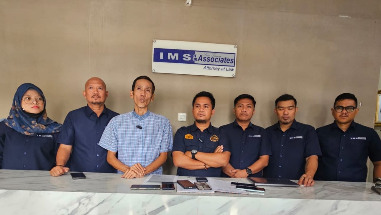 Ade Kurniawan didampingi kuasa hukumnya saat memberikan klarifikasi. Foto : Ist