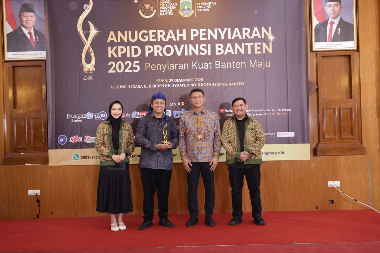 Sekda Prov Banten Deden Apriandhi menyerahkan Lifetime Achievement Award kepada mendiang H. Tb. Ahmad Sayuti, tokoh perintis penyiaran di Kabupaten Pandeglang. Foto : Humas Prov.