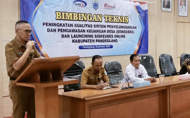 Sekda Pandeglang Asep Rahmat sedang memberikan arahan kepada perangkat desa di Kabupaten Pandeglang, saat acara bimbingan teknis dan launching aplikasi Siskeudes online, di Oproom Setda Pandeglang, Senin (15/12).