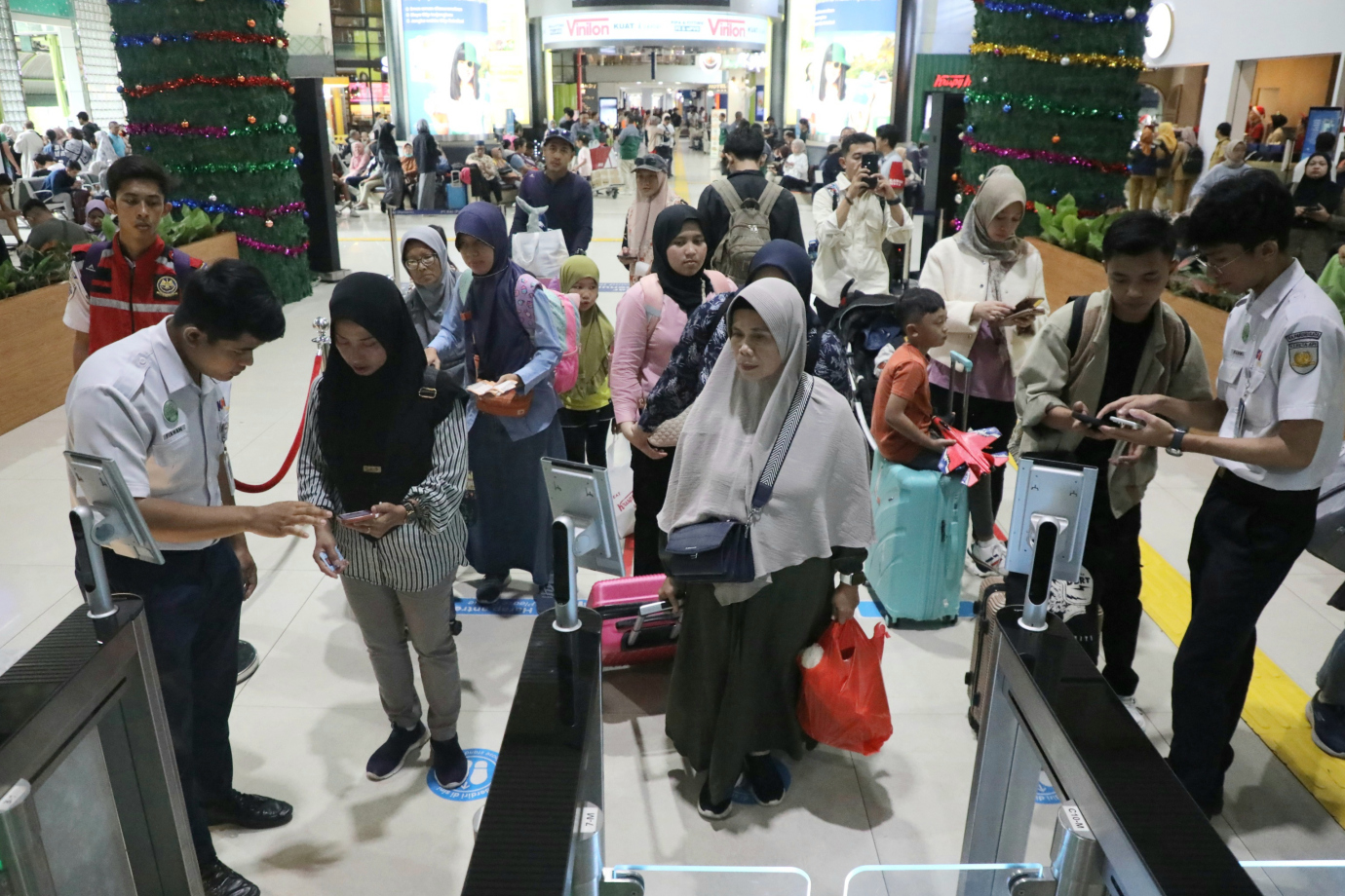 Calon penumpang kereta api di Stasiun Gambir. Foto : Ist