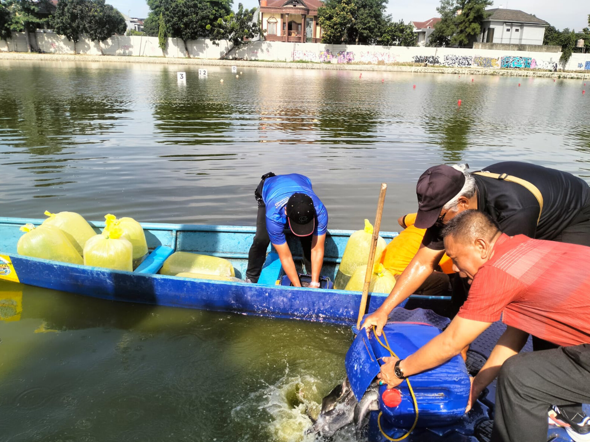Dahlan menebar ratusan kilogram ikan mas dan lele untuk lomba mancing, termasuk 25–30 ekor ikan mas “pita double” hingga 3 kg, Sabtu (6/12/2025). (tangselpos.id/irm)