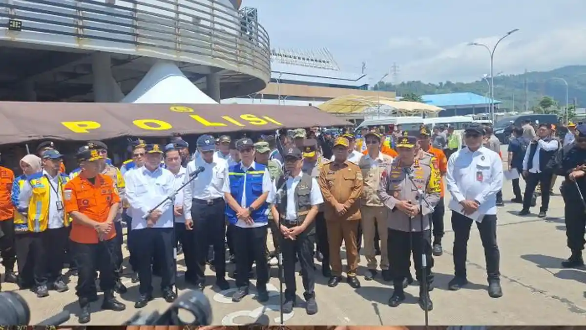 Kapolri Jenderal Listyo Sigit Prabowo (paling kanan depan) saat meninjau Pelabuhan Merak, Banten. Foto : Ist
