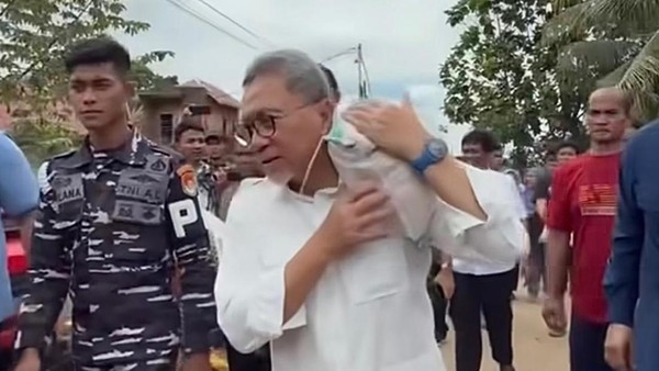 Menko Pangan Zulkifli Hasan saat menyalurkan bantuan korban banjir di Sumatera. Foto : Ist